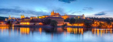 Prag şatosu ve Çek Cumhuriyeti Prag 'daki Vltava nehrinin günbatımı manzarası.
