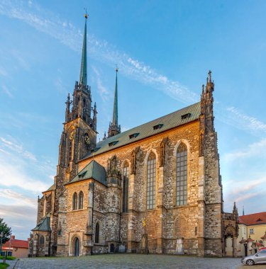 Çek Cumhuriyeti 'nin Brno kentindeki Aziz Peter ve Paul Katedrali' nin günbatımı manzarası.