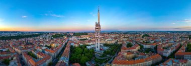 Prag, Çek Cumhuriyeti 'ne tepeden bakan Zizkov TV kulesinin günbatımı manzarası.