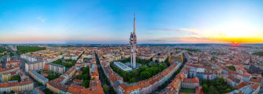 Prag, Çek Cumhuriyeti 'ne tepeden bakan Zizkov TV kulesinin günbatımı manzarası.