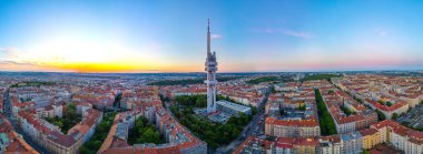 Prag, Çek Cumhuriyeti 'ne tepeden bakan Zizkov TV kulesinin günbatımı manzarası.