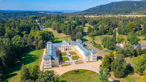 Çek Cumhuriyeti 'ndeki Kynzvart Sarayı' nda yaz günü.