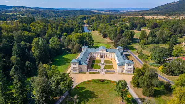 Çek Cumhuriyeti 'ndeki Kynzvart Sarayı' nda yaz günü.