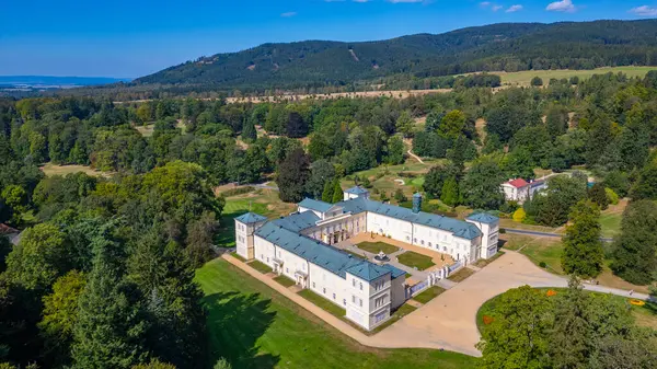 Çek Cumhuriyeti 'ndeki Kynzvart Sarayı' nda yaz günü.