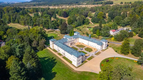 Çek Cumhuriyeti 'ndeki Kynzvart Sarayı' nda yaz günü.