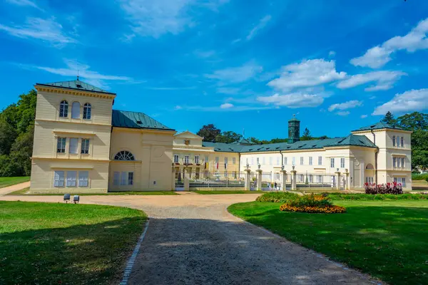 Çek Cumhuriyeti 'ndeki Kynzvart Sarayı' nda yaz günü.