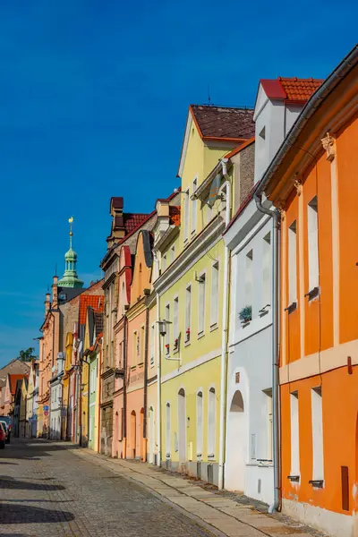 Çek Cumhuriyeti 'nin Domazlice merkezinde renkli evler. IMAGE