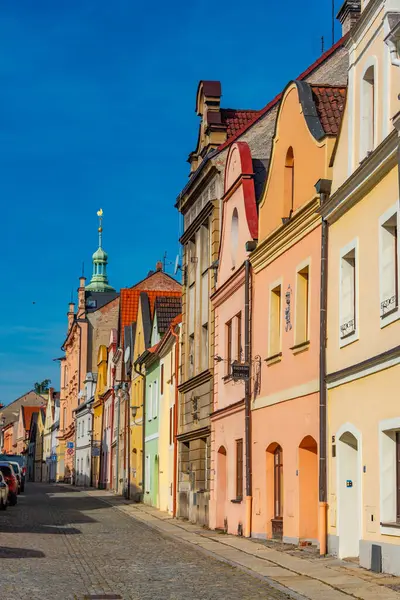 Çek Cumhuriyeti 'nin Domazlice merkezinde renkli evler. IMAGE