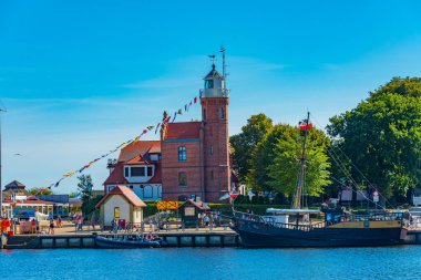 Poland.IMAGE 'deki Ustka fenerinde güneşli bir gün.