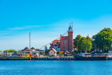 Poland.IMAGE 'deki Ustka fenerinde güneşli bir gün.