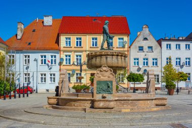 Darlowo, Poland.IMAGE 'deki ana meydanda bir çeşme.