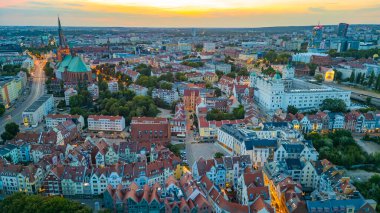 Szczecin, Poland.IMAGE 'deki eski kasabanın günbatımı manzarası