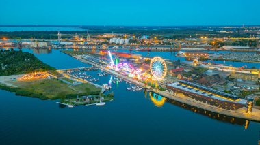 Szczecin, Poland.IMAGE 'deki lunapark ve Deniz Bilim Merkezi' nin gün batımı manzarası