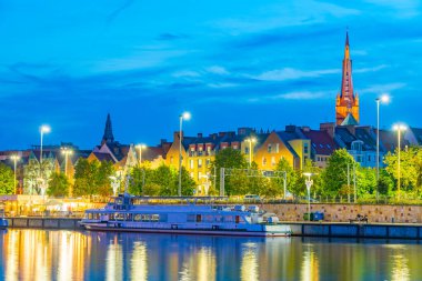 Batı Oder Nehri 'nin Szczecin, Poland.IMAGE' deki günbatımı manzarası