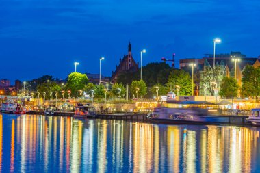 Batı Oder Nehri 'nin Szczecin, Poland.IMAGE' deki günbatımı manzarası