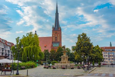 Havari Aziz James Bazilikası ve Szczecin, Poland.IMAGE 'deki Beyaz Kartal Çeşmesi.