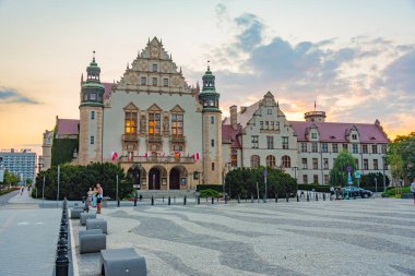 Poznan, Poland.IMAGE 'de Collegium Eksi' nin günbatımı görünümü