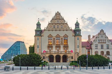 Poznan, Poland.IMAGE 'de Collegium Eksi' nin günbatımı görünümü