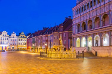 Proserpine Çeşmesi 'nin gün doğumu manzarası ve Poznan, Poznan' daki Stary Rynek Meydanı 'ndaki renkli evler.