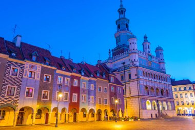 Poznan, Poland.IMAGE 'deki belediye binasının gün doğumu manzarası