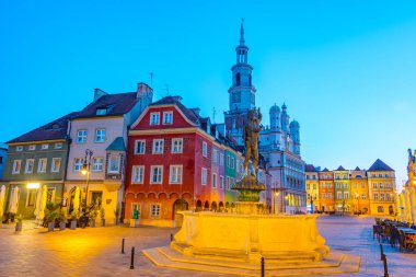 Poznan, Poland.IMAGE 'de belediye binası ve apollo çeşmesinin gün doğumu manzarası
