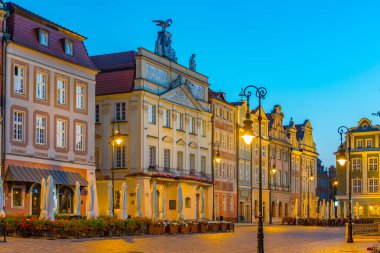 Poznan, Poland.IMAGE 'deki Stary Rynek Meydanı' ndaki renkli evlerin gün doğumu manzarası