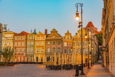 Poznan, Poland.IMAGE 'deki Stary Rynek Meydanı' ndaki renkli evlerin gün doğumu manzarası