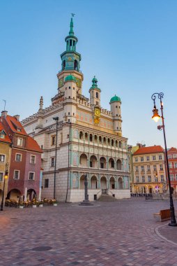 Poznan, Poland.IMAGE 'deki belediye binasının gün doğumu manzarası