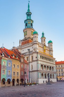 Poznan, Poland.IMAGE 'deki belediye binasının gün doğumu manzarası