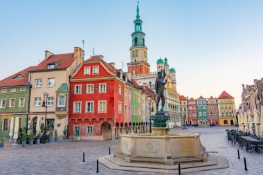Poznan, Poland.IMAGE 'de belediye binası ve apollo çeşmesinin gün doğumu manzarası