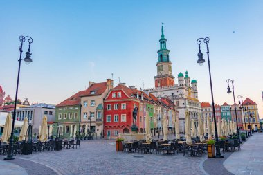 Poznan, Poland.IMAGE 'de belediye binası ve apollo çeşmesinin gün doğumu manzarası