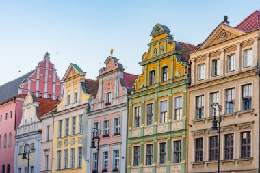 Poznan, Poland.IMAGE 'deki Stary Rynek Meydanı' ndaki renkli evlerin gün doğumu manzarası
