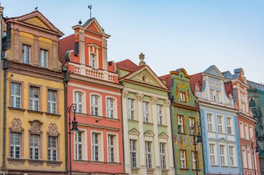 Poznan, Poland.IMAGE 'deki Stary Rynek Meydanı' ndaki renkli evlerin gün doğumu manzarası