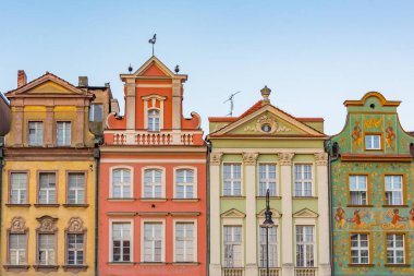 Poznan, Poland.IMAGE 'deki Stary Rynek Meydanı' ndaki renkli evlerin gün doğumu manzarası