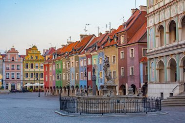 Proserpine Çeşmesi 'nin gün doğumu manzarası ve Poznan, Poznan' daki Stary Rynek Meydanı 'ndaki renkli evler.