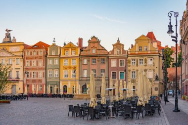 Poznan, Poland.IMAGE 'deki Stary Rynek Meydanı' ndaki renkli evlerin gün doğumu manzarası