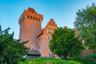 Poznan, Poland.IMAGE 'deki kraliyet sarayının günbatımı manzarası