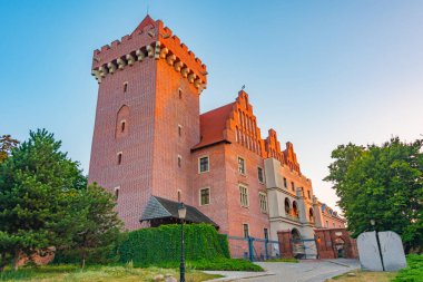 Poznan, Poland.IMAGE 'deki kraliyet sarayının günbatımı manzarası