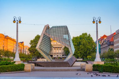 Poznan, Poland.IMAGE 'in merkezinde Özgürlük Çeşmesi' nin gündoğumu manzarası
