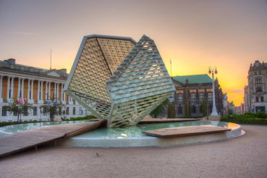 Poznan, Poland.IMAGE 'in merkezinde Özgürlük Çeşmesi' nin gündoğumu manzarası