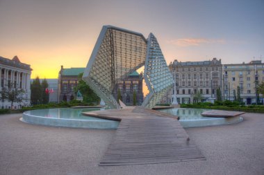 Poznan, Poland.IMAGE 'in merkezinde Özgürlük Çeşmesi' nin gündoğumu manzarası