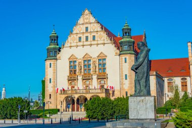 Poznan, Poland.IMAGE 'deki Collegium Eksi' nde güneşli bir gün.