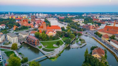 Wroclaw 'ın merkezinde Kum, Wroclaw katedrali ve Wroclaw, Poland.IMAGE' deki Aziz Bartholomew kilisesi üzerinde Roma Katolik kilisesi NMP ile günbatımı manzarası.