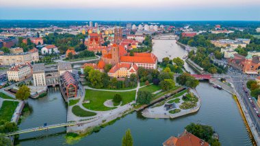 Wroclaw 'ın merkezinde Kum, Wroclaw katedrali ve Wroclaw, Poland.IMAGE' deki Aziz Bartholomew kilisesi üzerinde Roma Katolik kilisesi NMP ile günbatımı manzarası.