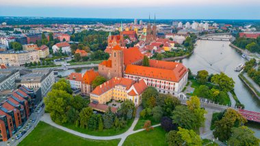 Wroclaw 'ın merkezinde Kum, Wroclaw katedrali ve Wroclaw, Poland.IMAGE' deki Aziz Bartholomew kilisesi üzerinde Roma Katolik kilisesi NMP ile günbatımı manzarası.