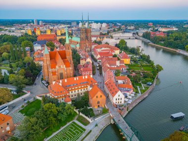 Kutsal Haç ve Aziz Bartholomew Kilisesi 'nin gün batımı manzarası ve Wroclaw, Poland.IMAGE' deki Aziz John Katedrali.