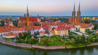 Kutsal Haç ve Aziz Bartholomew Kilisesi 'nin gün batımı manzarası ve Wroclaw, Poland.IMAGE' deki Aziz John Katedrali.