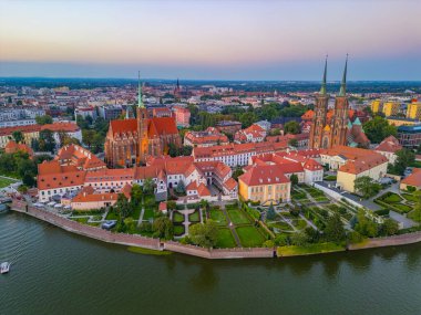 Kutsal Haç ve Aziz Bartholomew Kilisesi 'nin gün batımı manzarası ve Wroclaw, Poland.IMAGE' deki Aziz John Katedrali.