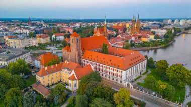 Wroclaw 'ın merkezinde Kum, Wroclaw katedrali ve Wroclaw, Poland.IMAGE' deki Aziz Bartholomew kilisesi üzerinde Roma Katolik kilisesi NMP ile günbatımı manzarası.