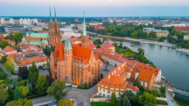 Kutsal Haç ve Aziz Bartholomew Kilisesi 'nin gün batımı manzarası ve Wroclaw, Poland.IMAGE' deki Aziz John Katedrali.